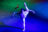 Ein Balletttänzer des Badischen Staatstheaters tanz auf der Bühne in blauem Scheinwerferlicht.