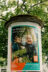 Eine Litfaßsäule in Karlsruhe mit einem Plakat zur Kampagne Geschichten Raum geben - 100 Jahre Volkswohnung.