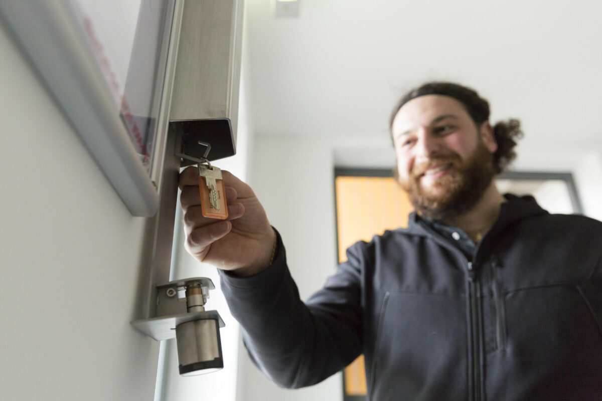 Ein Kundenbetreuer nutzt das digitale Schließsystem.