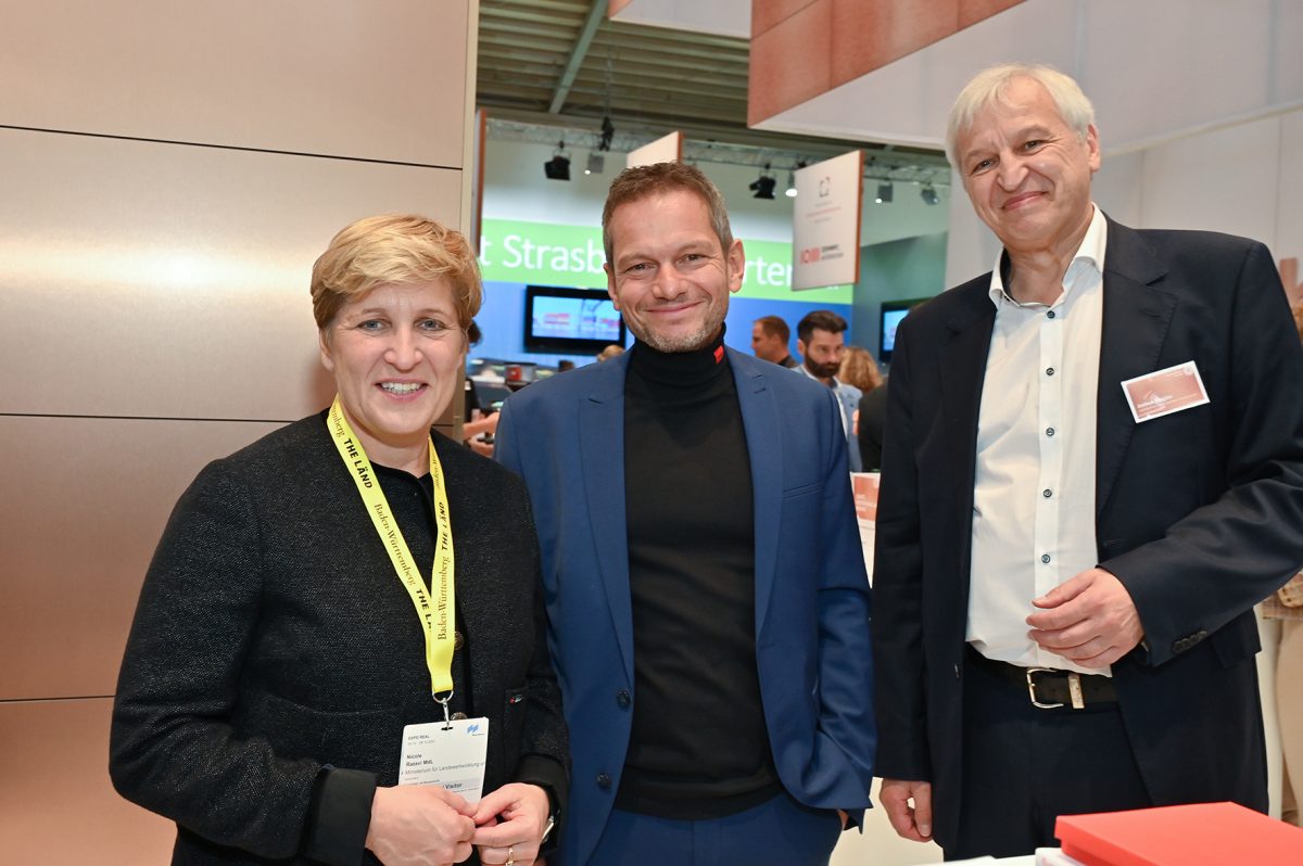 Gruppenfoto auf der Expo Real am Stand der Volkswohnung.