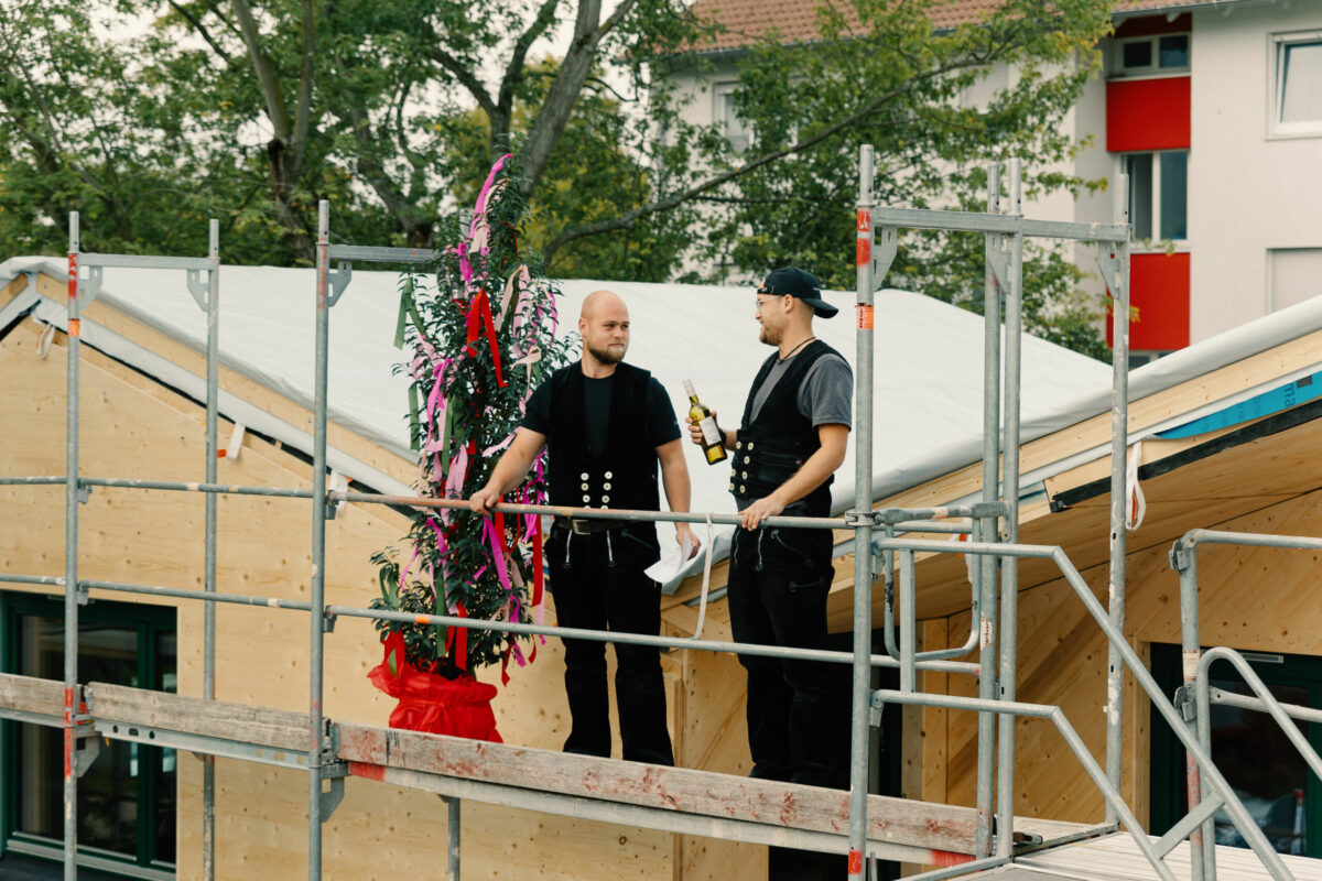 Pressefoto von den Zimmermännern beim Richtfest der Garagenaufstockung in Rintheim