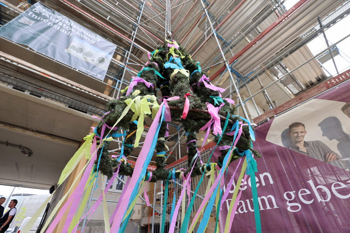 Richtkranz beim Richtfest in der Kapellenstraße in der Innenstadt.