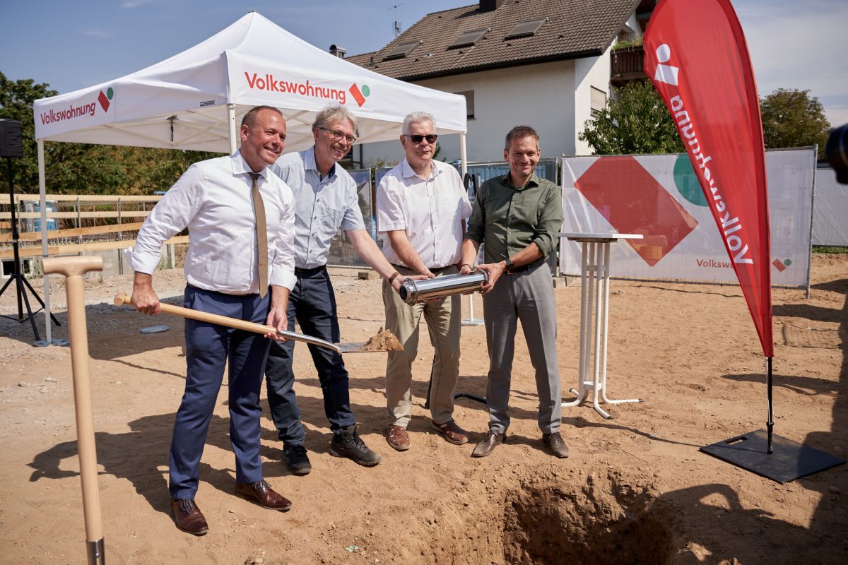 Pressefoto der Grundsteinlegung in der Wachhausstraße in Durlach beim vergraben der Zeitkapsel.