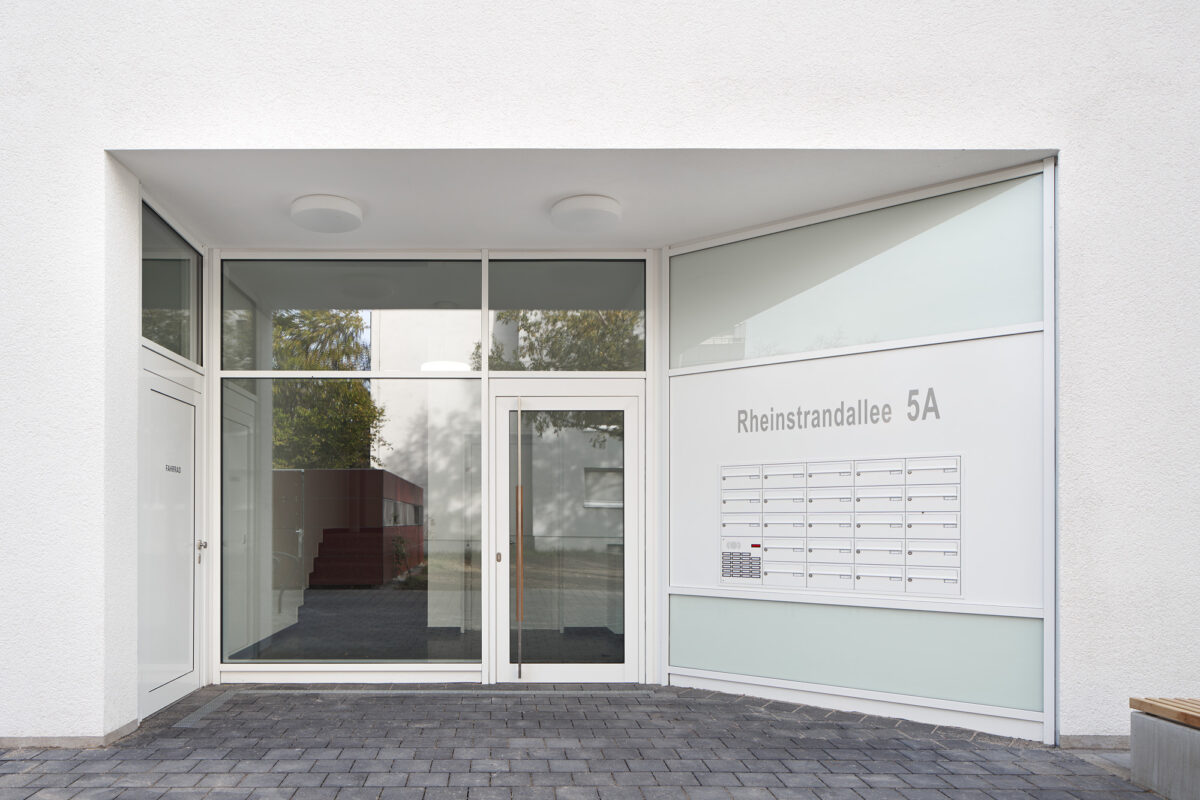 Eingangsbereich in der Rheinstrandallee 5a