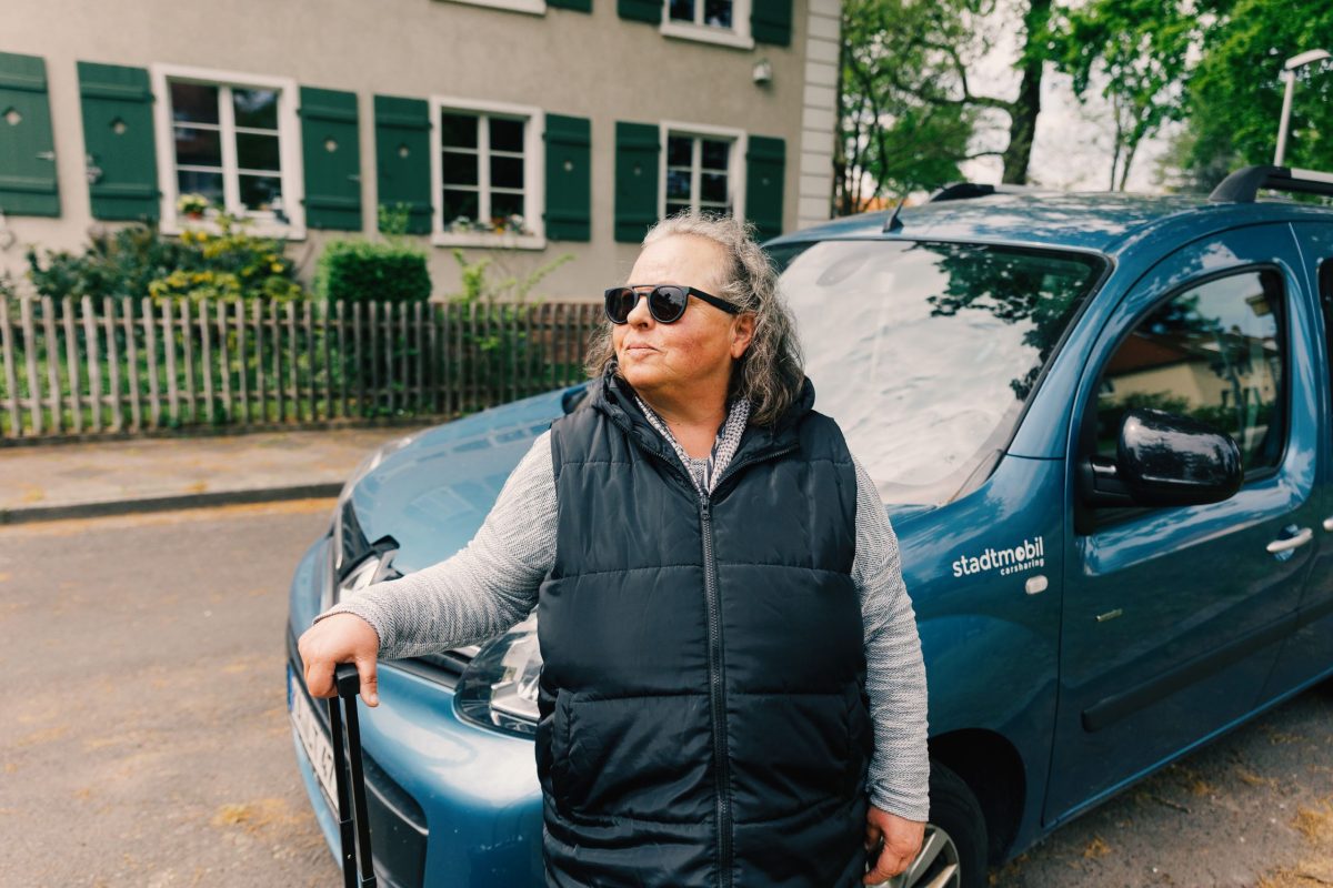 Eine Mieterin vor einem stadtmobil Auto.