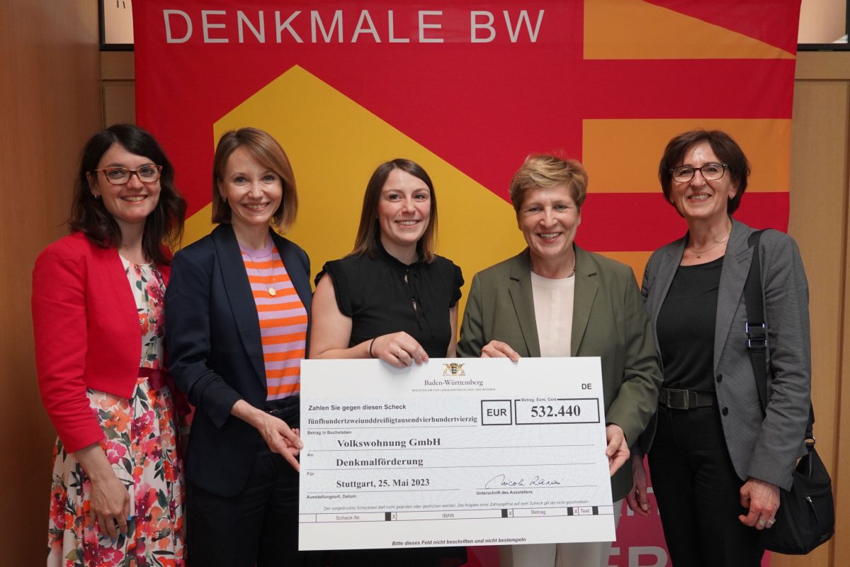 Scheckübergabe mit vier Personen für die Denkmalförderung Karlsruhe Brahmsblock