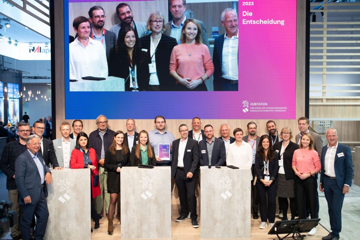 Gruppenfoto auf der Expo Reals der Finalisten von hubitation.