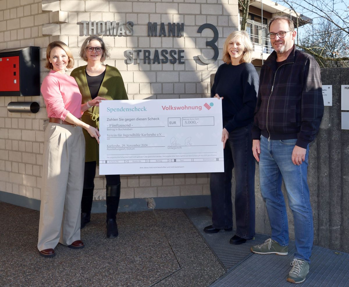 Übergabe Spendencheck der Weihnachtsspende.