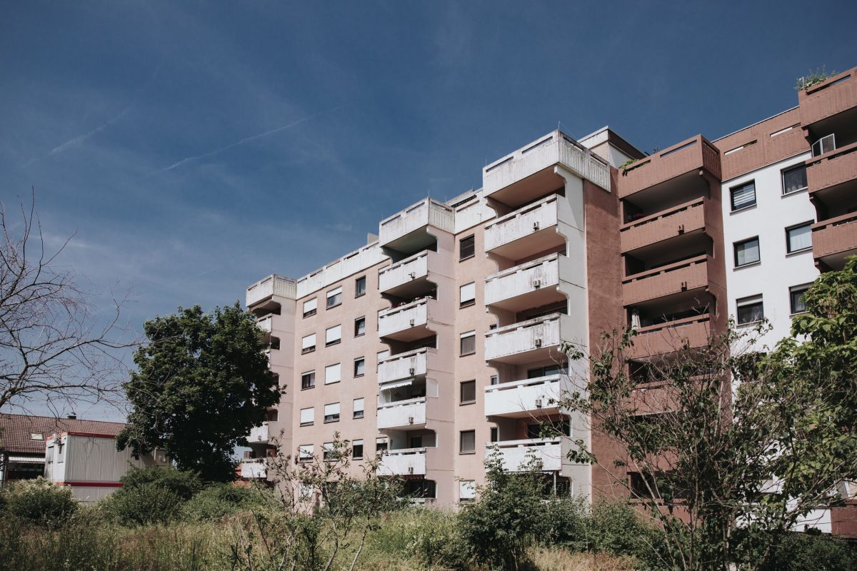 Fassade des modenisierten Projekts mit Bäumen im Vordergrund in Karlsruhe Neureut.