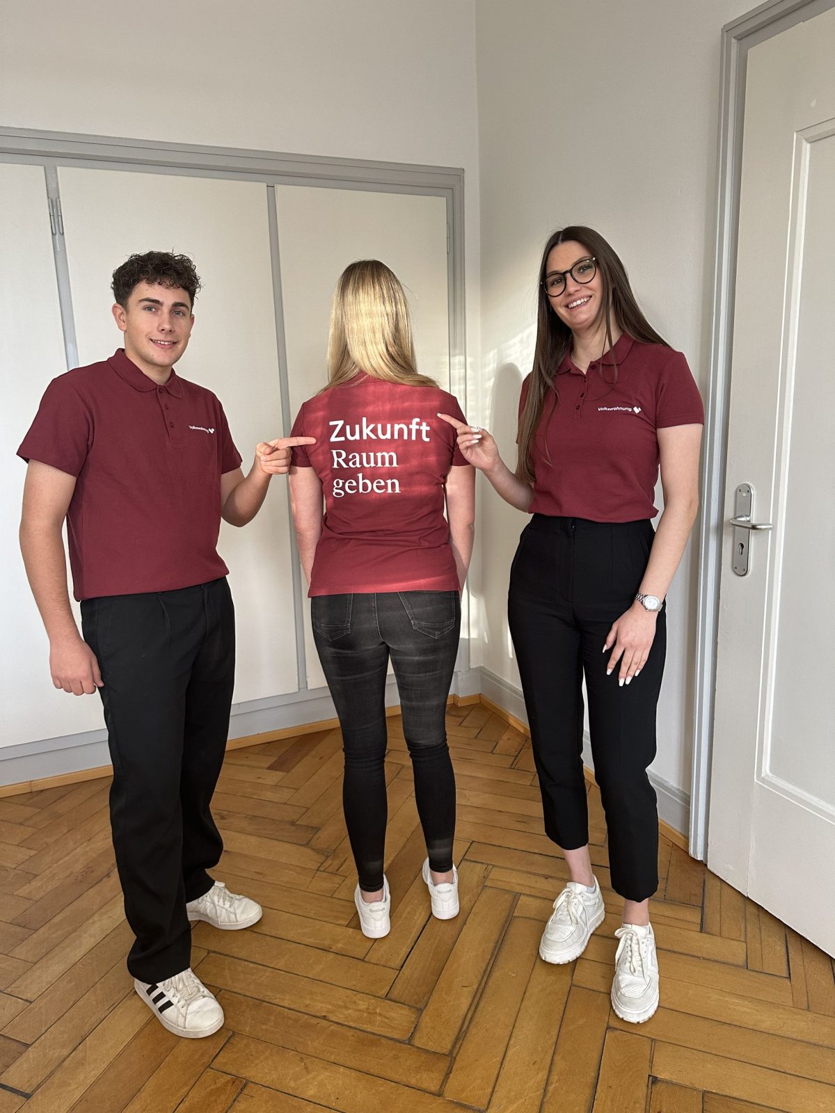 Drei Azubis in den Polo-Shirts mit dem Aufdruck