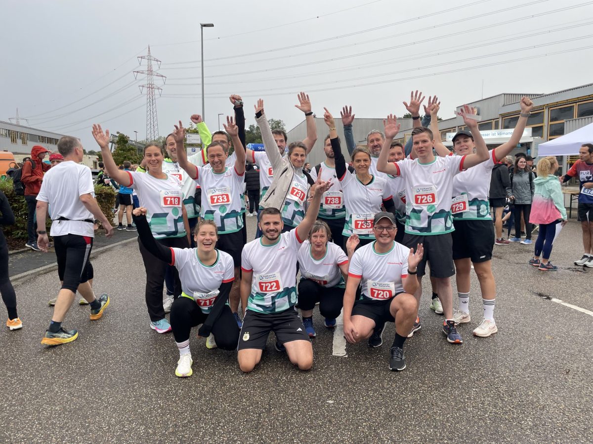 Gruppenfoto von allen Läuferinnen und Läufern mit einheitlichen Shirts.
