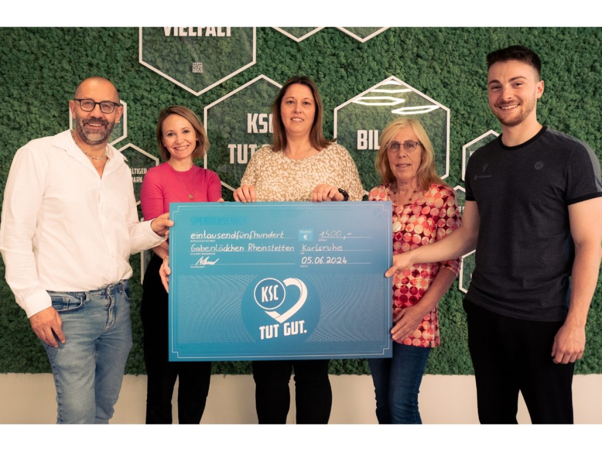 Übergabe Spendencheck vom KSC und der Volkswohnung an das Gabenlädchen.