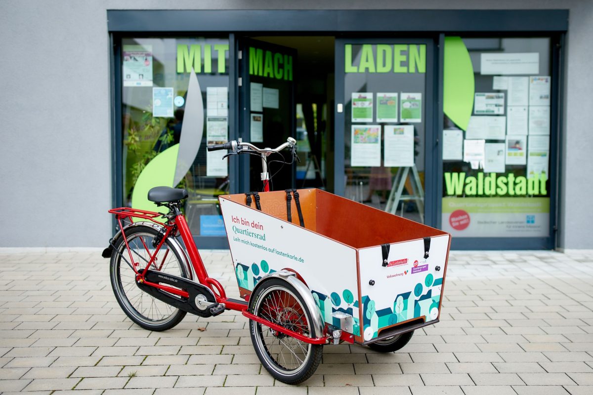 Ein Lastenfahrrad steht vor dem Mitmachladen in der Waldstadt.