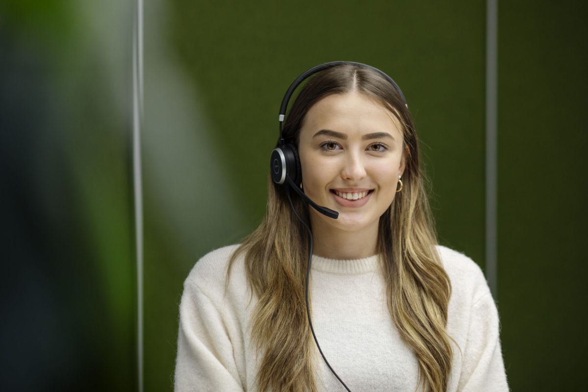 Person mit Headset in unserem Service-Center.