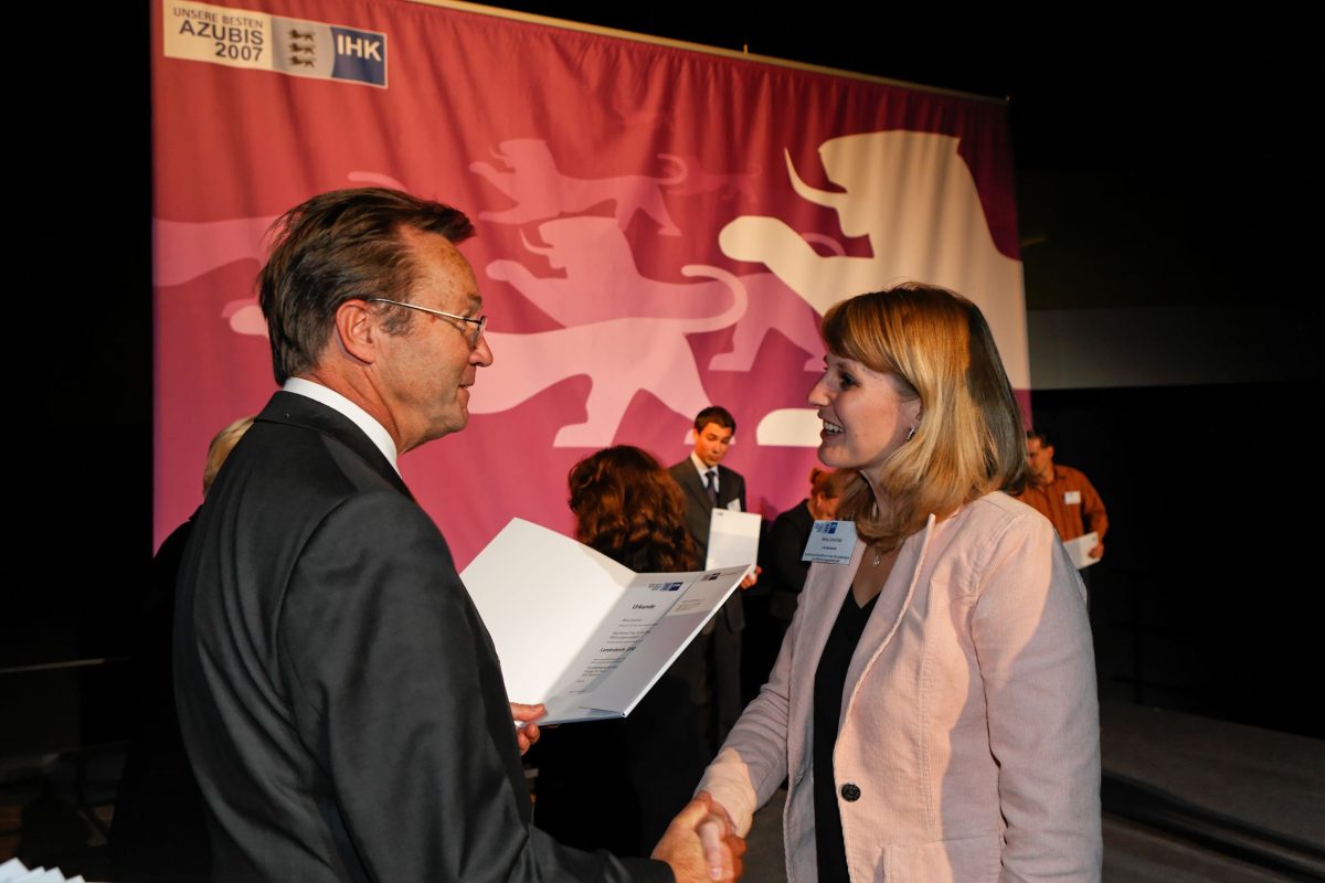 Zeugnisübergabe der IHK im Jahr 2007 an Nina Kovacs.