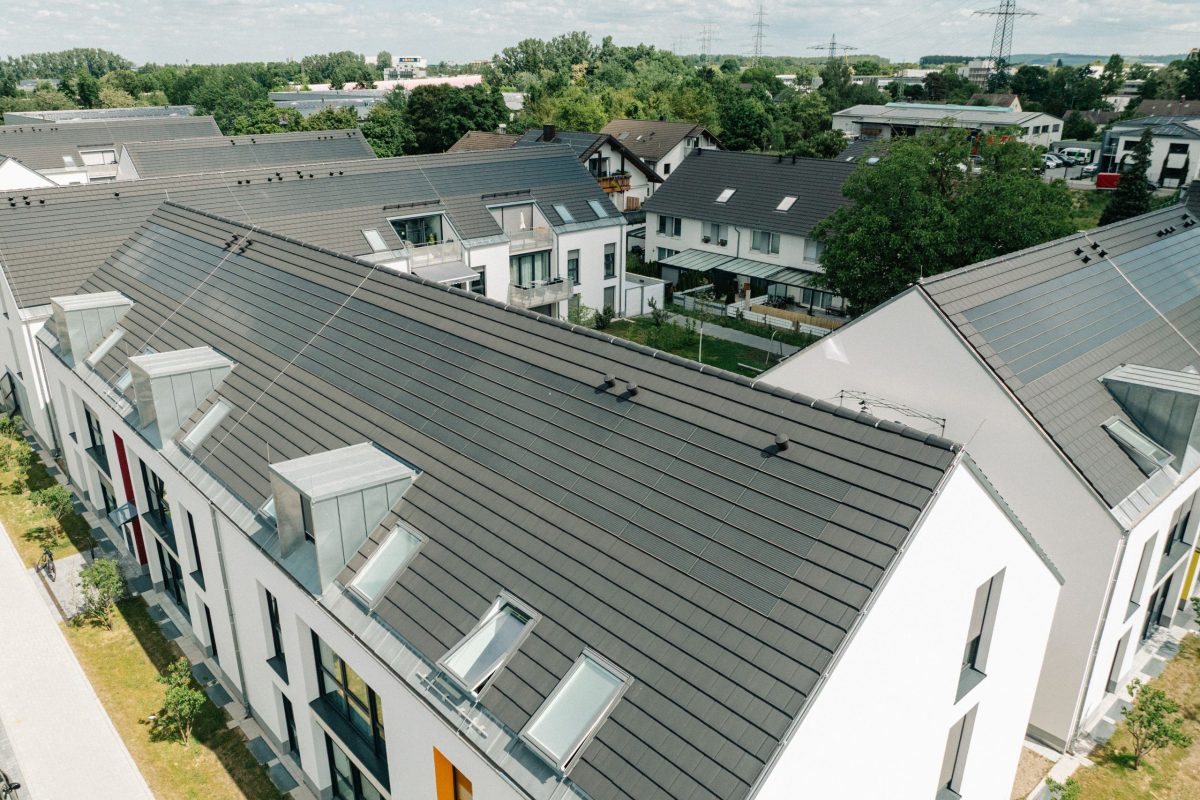 Drohnenbild auf die Solarziegel der Gebäude in der Wachhausstraße in Karlsruhe Durlach.