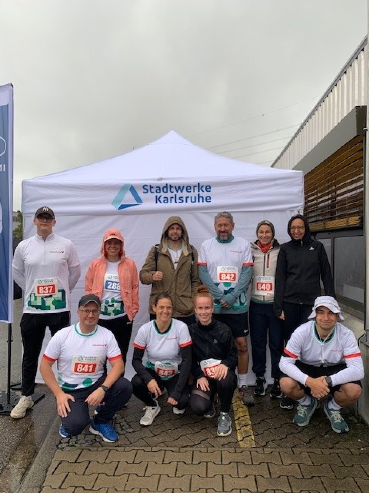 Gruppenfoto von allen Mitarbeitenden, die beim Stadtwerke-Volkslauf teilgenommen haben.