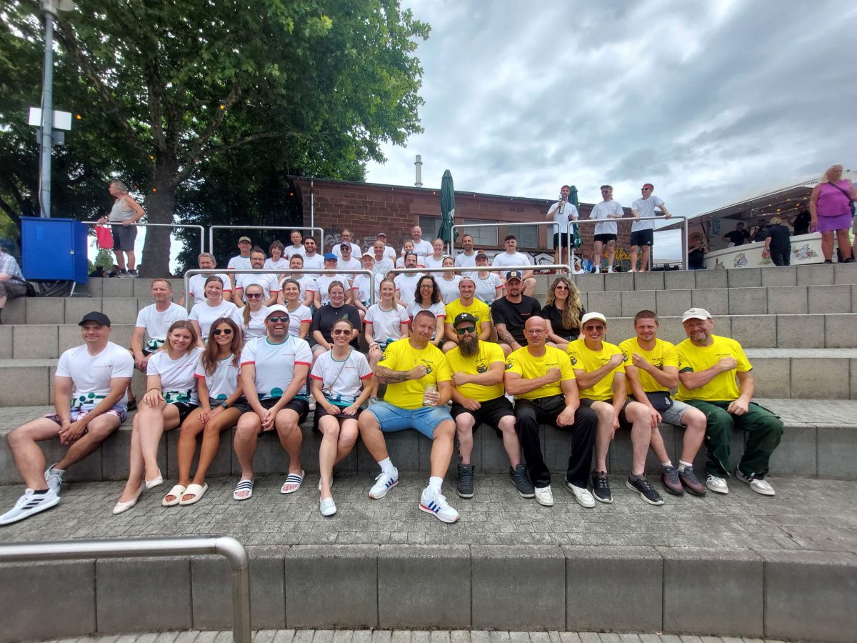 Gruppenfoto von allen Mitarbeitenden, die beim Stadtwerke-Cup teilgenommen haben.