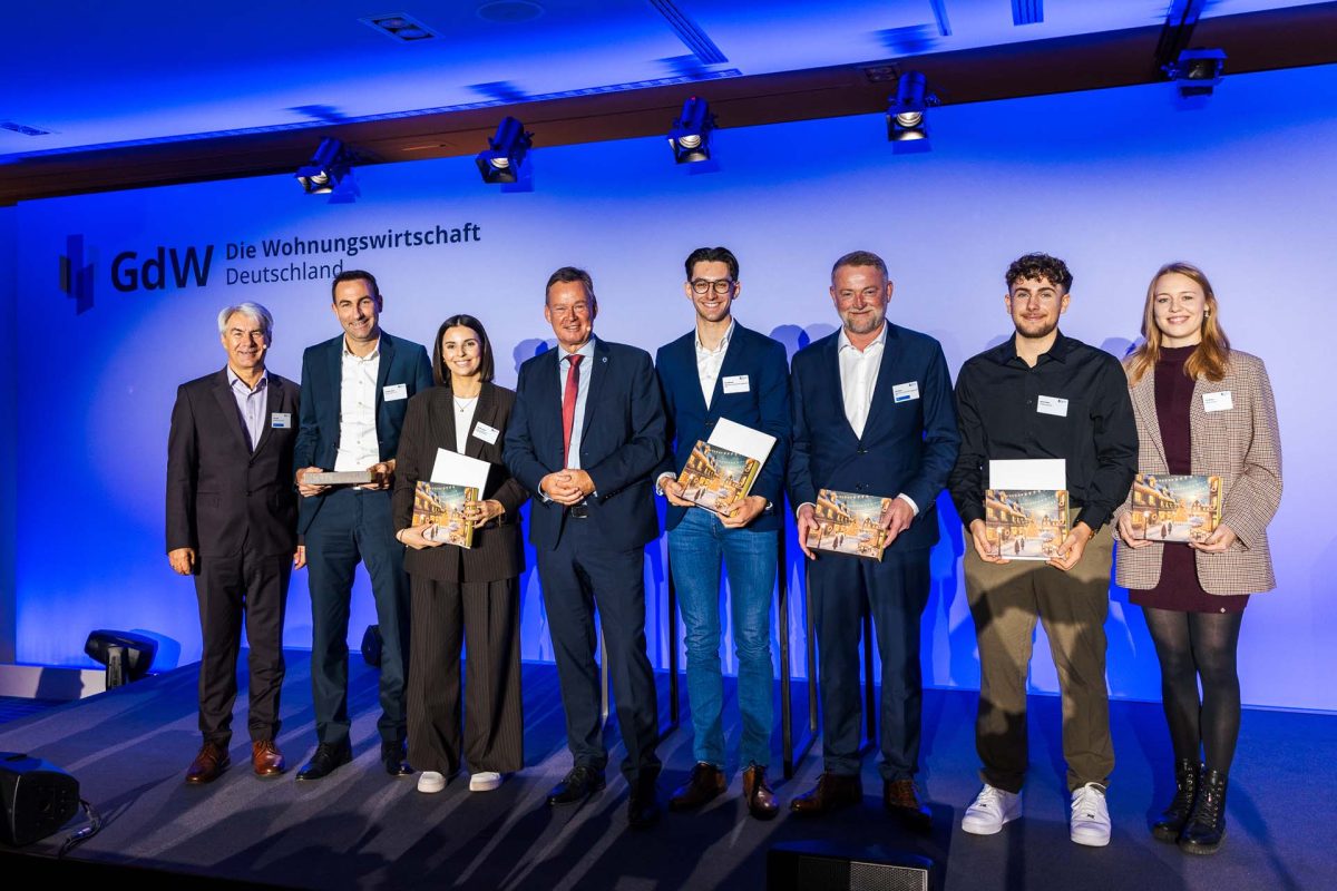 Moritz Täuber erhält den Preis beim GdW Tag Der Wohnungswirtschaft Berlin 2025